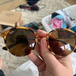 Tortoiseshell Ray-Ban sunglasses: no scratches